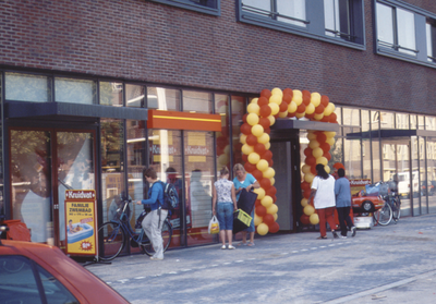 880130 Gezicht op de voorgevel van het filiaal van drogisterijketen Kruidvat (Draaiweg 61) te Utrecht, in het ...
